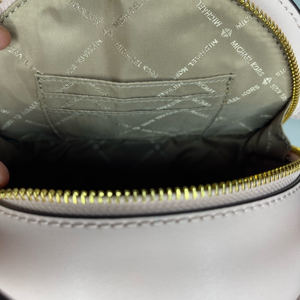 NWOT Michael Kors Aidy Medium Leather Canteen Crossbody Bag Powder Plush - Picture 9 of 13